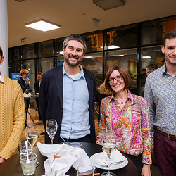 Ausklang mit Buffet, vier Personen um einen Stehtisch