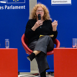 Moderatorin Patricia Hladschik spricht gerade, Nahaufnahme