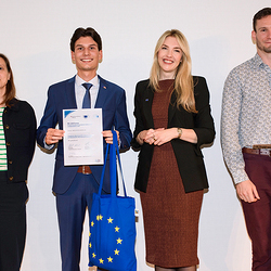 Gruppenbild Verleihung Preisträger AHS Heustadelgasse, v.l.n.r. Anna Katharina Obenhuber, Jonas Weichselbraun, Anna Knyazeva, Lorenz Prager