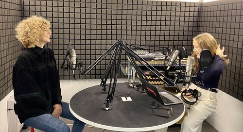 Laura WIESBÖCK – Soziologin, gemeinsam mit Ambra Schuster im Podcast-Studio.