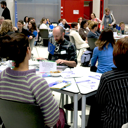 Tischinsel mit Teilnehmenden - Slowdating