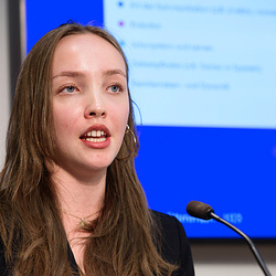 Preisträgerin Emma Clara Trippolt am Podium