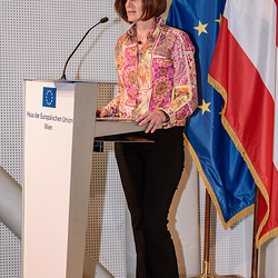 Laudatorin Ingrid Ausserer (Zentrum polis) am Podium