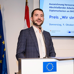 Moderator Pascal Günsberg (PolEdu) spricht die einleitenden Worte