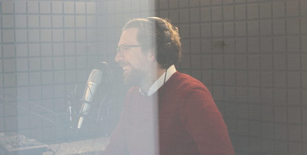 Maximilian Brustbauer im Podcast-Studio bei der Moderation.