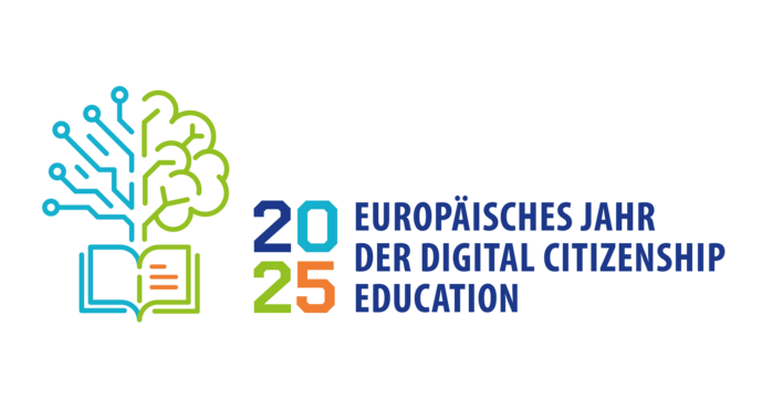 Logo zum „European Year of Digital Citizenship Education 2025“. Links eine grafische Darstellung: Unten ein offenes Buch, aus dem ein stilisierter Stromkreis nach oben wächst, der gleichzeitig die Form eines Gehirns andeutet. Rechts daneben die Jahre