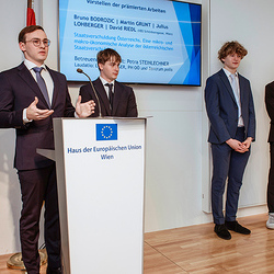 Präsentation Preisträger VBS Schönborngasse, zu sehen sind alle vier Preisträger am Podium