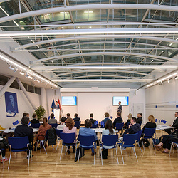 Übersicht des Raumes mit Publikum von hinten