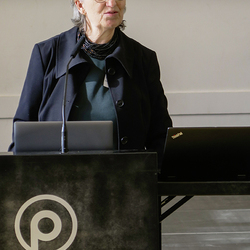Sigrid Steininger spricht an einem Rednerpult der Pädagogischen Hochschule Steiermark, neben ihr steht ein Laptop.
