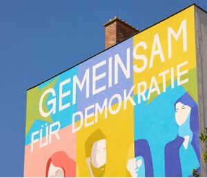 EU-Graffiti auf einer Häuserwand des Eveline-Andrlik-Hof an der Engerthstraße Ecke Olympiaplatz, 1020 Wien | Europatagsaktion 2024