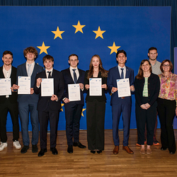 Gruppenfoto Verleihungsfeier 'Wir sind Europa' 2025. Am Bild sind die PreisträgerInnen, die LaudatorInnen sowie Anna Knyazeva und Anna Katharina Obenhuber