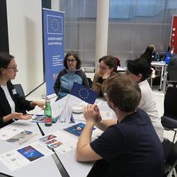 Tischinsel mit Teilnehmenden - Slowdating