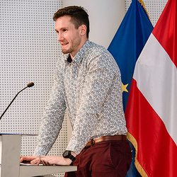 Laudator Lorenz Prager (Zentrum polis, PH OÖ) am Podium