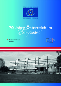 Blauer Hintergrund getrennt durch eine rot weiß rote Linie, in der oberen Hälfte steht der Titel, in der unteren Hälfte ist in schwarzweiß das Hauptgebäude des Europarats abgebildet