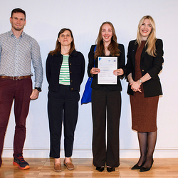Gruppenbild Verleihung v.l.n.r. Lorenz Prager, Anna Katharina Obenhuber, Emma Clara Trippolt, Anna Knyazeva