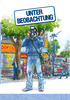 Bild eines Mannes in Jeans und Kapuzenpullover, der einen Fotoapparat vors Auge hält. Im Hintergrund eine lebendige Straßenszene mit Autos, Häusern, Menschen.