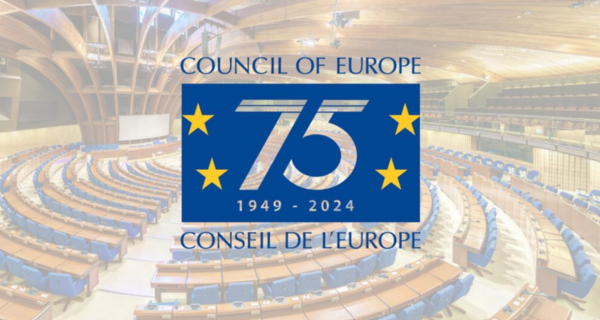75 Jahre Europaratslogo dahinter der Sitzungssaal des Europarats