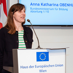Begrüßungsworte Anna Katharina Obenhuber vom Bildungsministerium am Podium