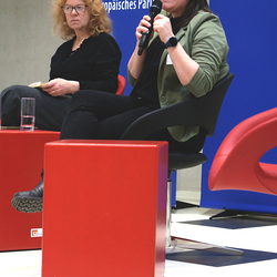 Agnes Gotthardt und im Hintergrund Patricia Hladschik