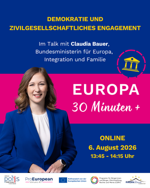 Ankündigung Europa 30 Minuten+ mit Claudia Bauer, abgebildet ist Claudia Bauer auf blauem Hintergrund, mit pinkem Streifen. Hier ist Europa 30 Minuten+ zu lesen