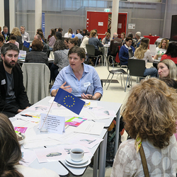 Tischinsel mit Teilnehmenden - Slowdating