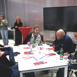 Tischinsel mit Teilnehmenden - Slowdating