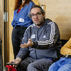 Ein Mann aus dem Publikum stellt eine Frage, eine Frau steht aufmerksam daneben.