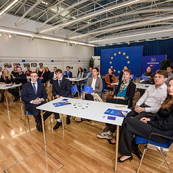 Blick in den Raum mit Sicht auf das Publikum