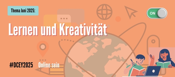 Orangefarbenes Banner mit dem Titel „Thema Juni 2025: Lernen und Kreativität“. Links unten steht #DCEY2025 Online sein. Im Hintergrund eine stilisierte Weltkarte, ergänzt durch Symbole wie Globus, Papierflieger und Orbit-Linien. Rechts im Bild sitzen