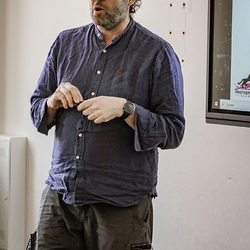 Ein Mann (Markus Plasencia) steht vor einem Bildschirm und erklärt engagiert die Nutzung der Actionbound-App.