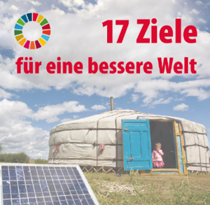Bild mit einem Solarpanel vor einer Jurte, in deren Türöffnung ein kleines Kind steht. Darüber Wolkenhimmel.