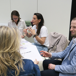 Tischinsel mit Teilnehmenden - Slowdating