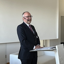Der stv. Leiter der Vertretung der EK, Wolfgang Bogensberger, hielt einen Impulsvortrag 'Wesentliche Zutaten für einen europäischen Demokratiecocktal'.