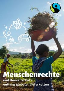 Zwei Frauen, die auf einem Feld arbeiten, eine hält einen Korb über den Kopf, eine hält Geräte zur Bodenbearbeitung in der Hand. 