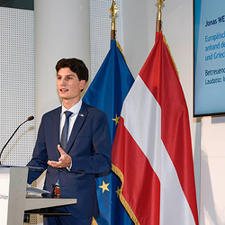 Präsentation Preisträger Jonas Weichselbraun am Podium