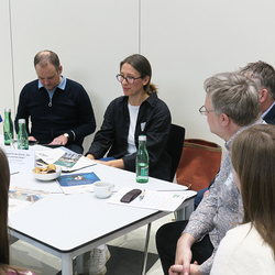 Tischinsel mit Teilnehmenden - Slowdating