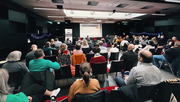 Großer Hörsaal PH Tirol mit Publikum gefüllt