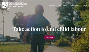 Schatten eines Kindes auf einem Feldweg mit Schrift davor: Take action to end child labor.