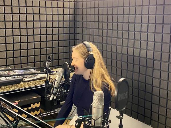 Ambra Schuster im Podcast-Studio bei der Arbeit.