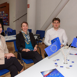 Drei sitzende Personen aus dem Publikum