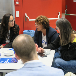 Tischinsel mit Teilnehmenden - Slowdating