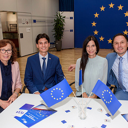 Preisträger Jonas Weichselbraun mit drei Familienmitglieder