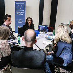 Tischinsel mit Teilnehmenden - Slowdating