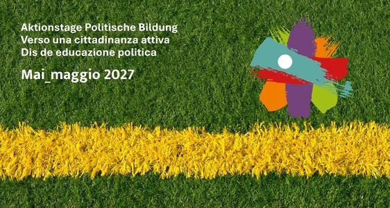 grüner Rasen und ein bunter Fleck in der rechten oberen Ecke, zusätzlich ein gelber Streifen über die ganze Länge