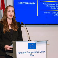 Preisträgerin Emma Clara Trippolt am Podium