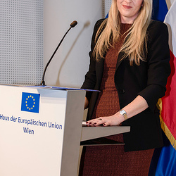 Begrüßungsworte Anna Knyazeva, Leiterin Kommunikation und Outreach Vertretung der Europäischen Kommisson in Österreich am Podium