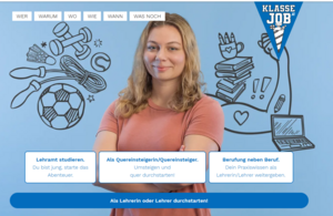 In Blautönen gehaltenes Bild, auf dem eine Frau abgebildet ist, die die Hände verschränkt und lächelt.