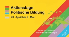 Banner Aktionstage Politische Bildung. Hintergrund in gelber Farbe mit rot/grün/lila/blau Diagonalstreifen