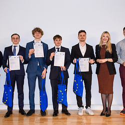 Gruppenbild Verleihung Preisträger VBS Schönborngasse, v.l.n.r. Anna Katharina Obenhuber, Julius Lohberger, Martin Grunt, Bruno Bodrozic, David Riedl, Anna Knyazeva, Lorenz Prager