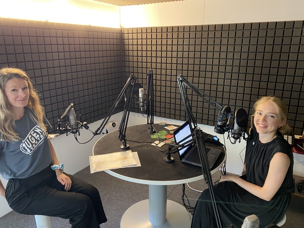 Laura EINIÖ-WUNDERER – Leiterin des Wiener Jugendzentrums Margarethen gemeinsam mit Ambra Schuster im Podcast-Studio.